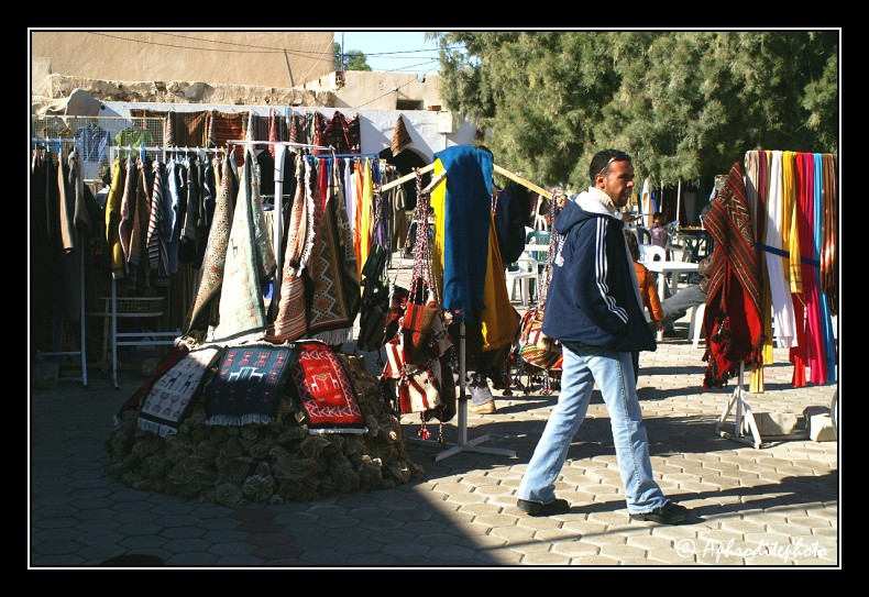 154 Douz, commerce sur la place centrale